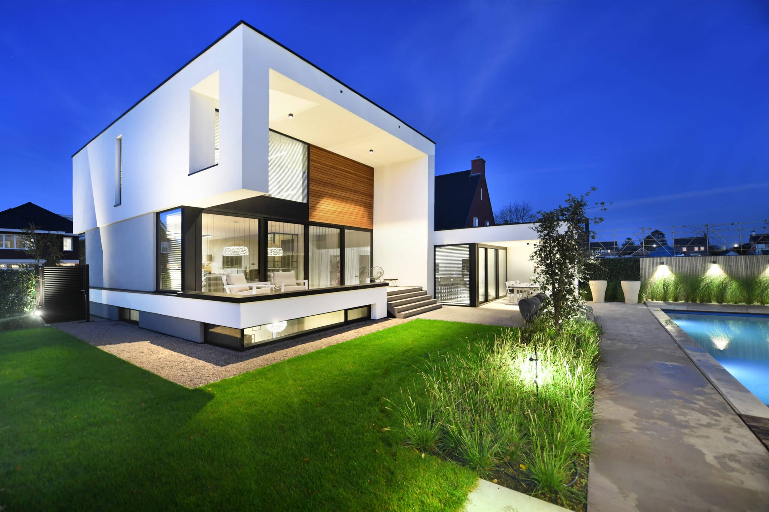 Villa 12 in Sambeek — strakke witte stuc, donkere aluminium accenten en expressieve lijnen — moderne villa door STATE of Architecture