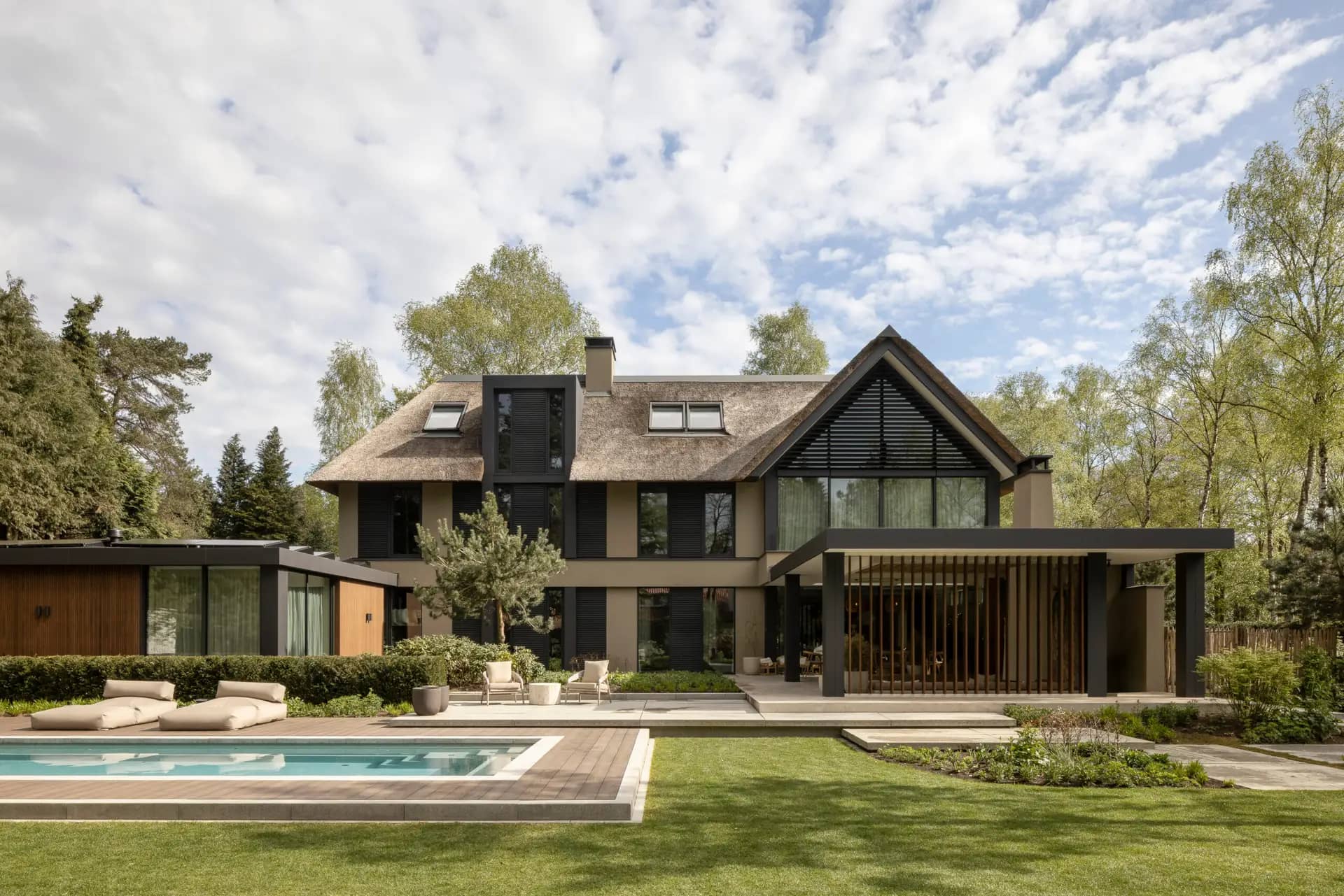 villa in de bossen van waalre met een zwembad, loungeplekken, overkapping, glas, groen, bomen, bos
