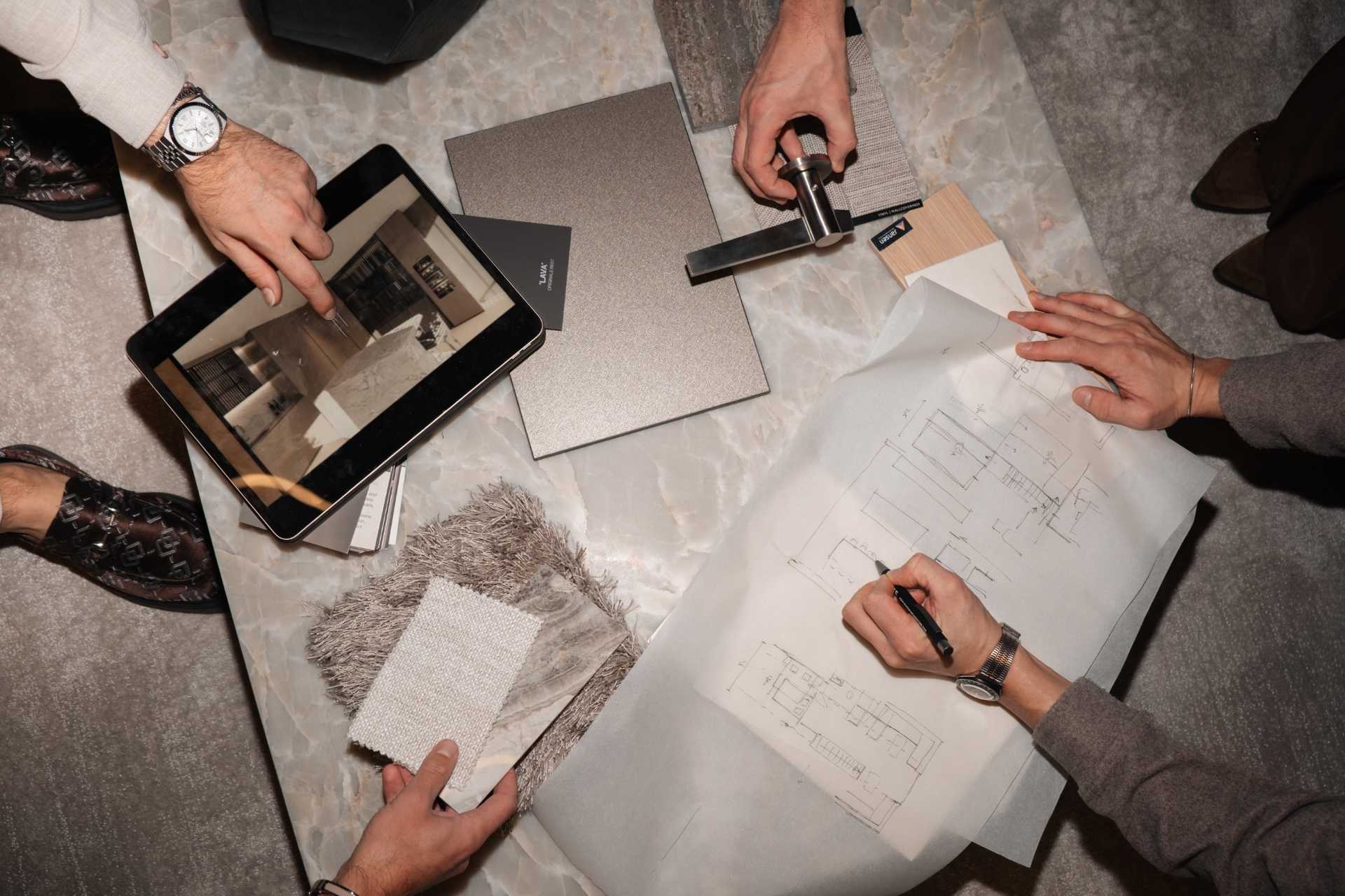 architecten bezig met het maken van een ontwerp voor een luxe villa