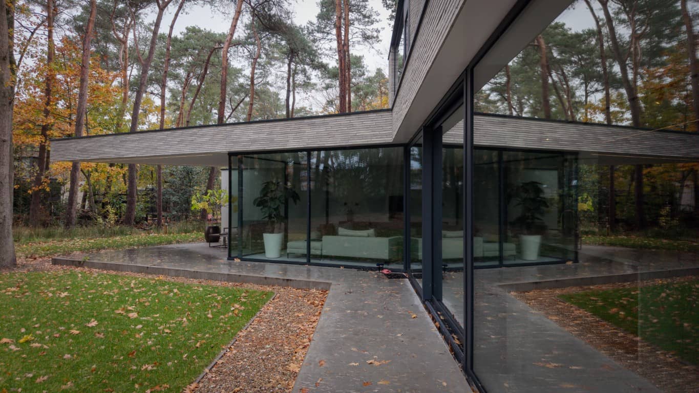 villa architect weert geometrie strakke lijnen beton glas transparant buiten tuin woonkamer slaapkamer natuur