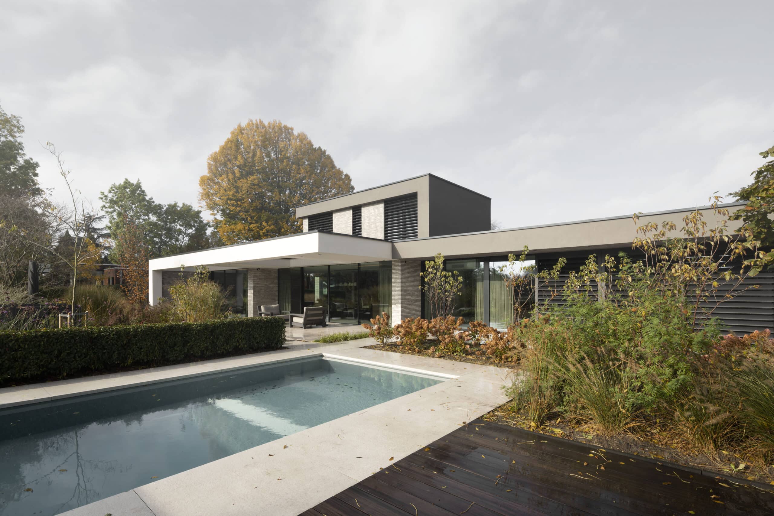Zhouse villa in villawijk groen bomen zwembad tuin meubels glas beton
