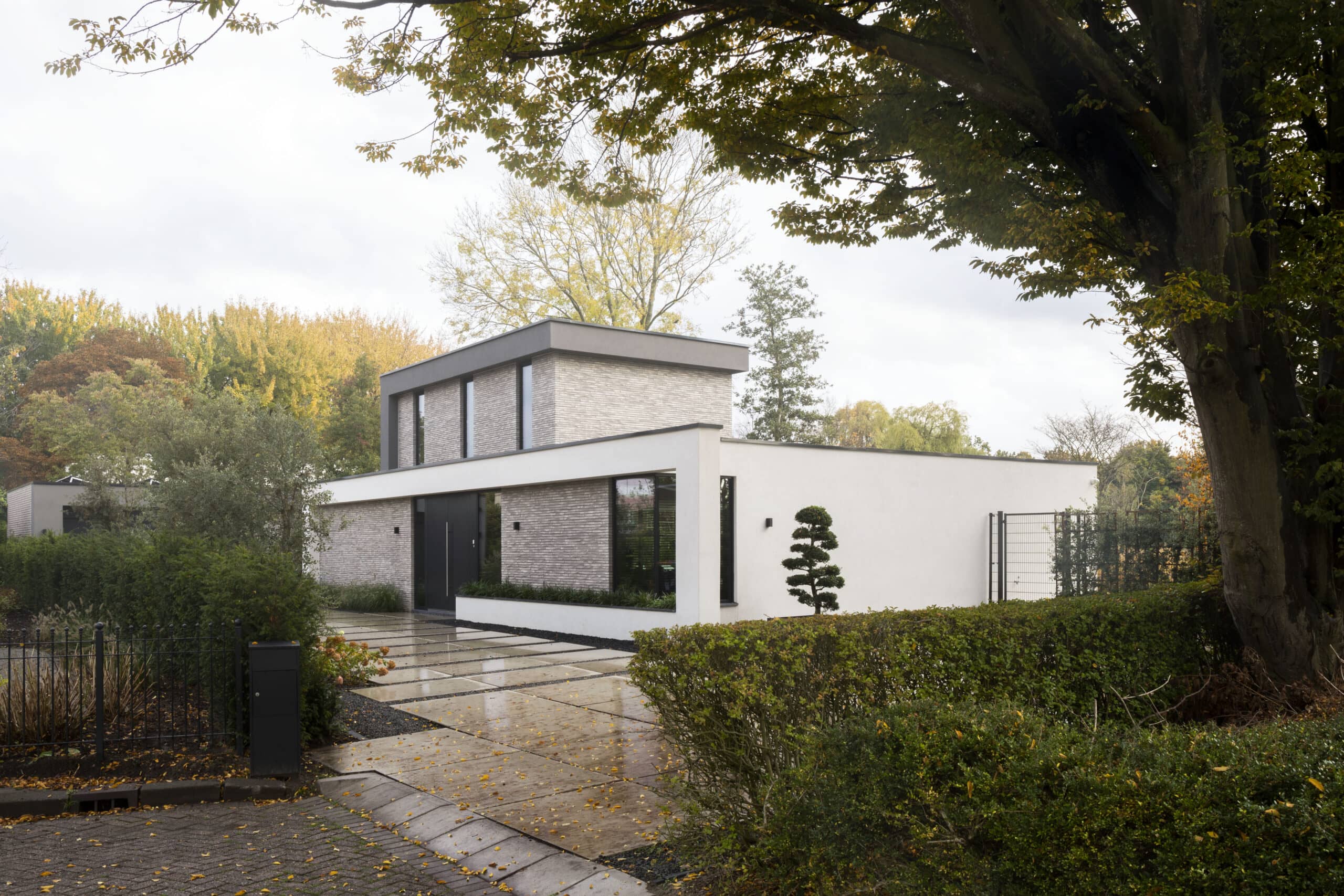 Villa minimalistisch met strakke lijnen beton natuursteen natuur zwembad