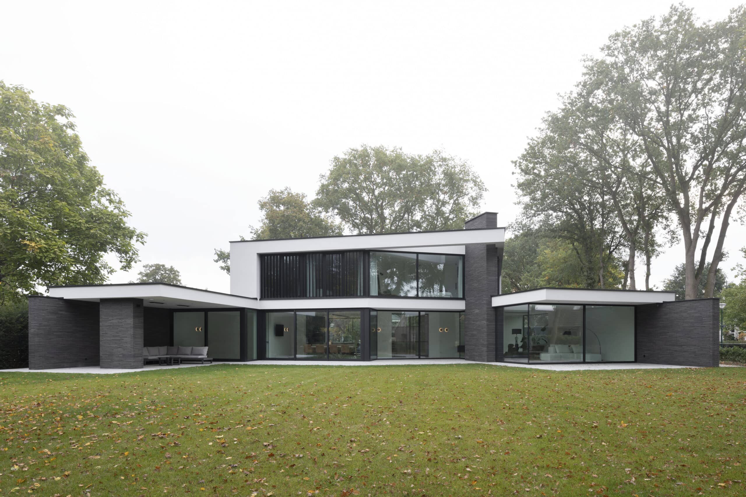 Villa met glas beton voortuin meubels overkapping