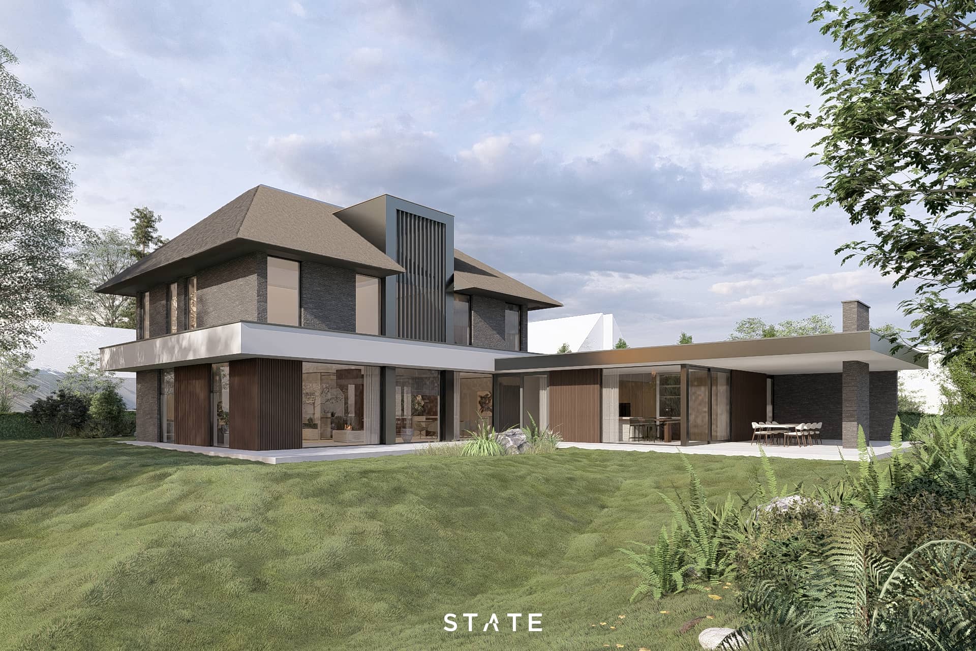 Moderne luxe villa met rieten kap, grote glaspartijen en een eigentijdse aanbouw met overdekt terras, omgeven door een groene tuin.
