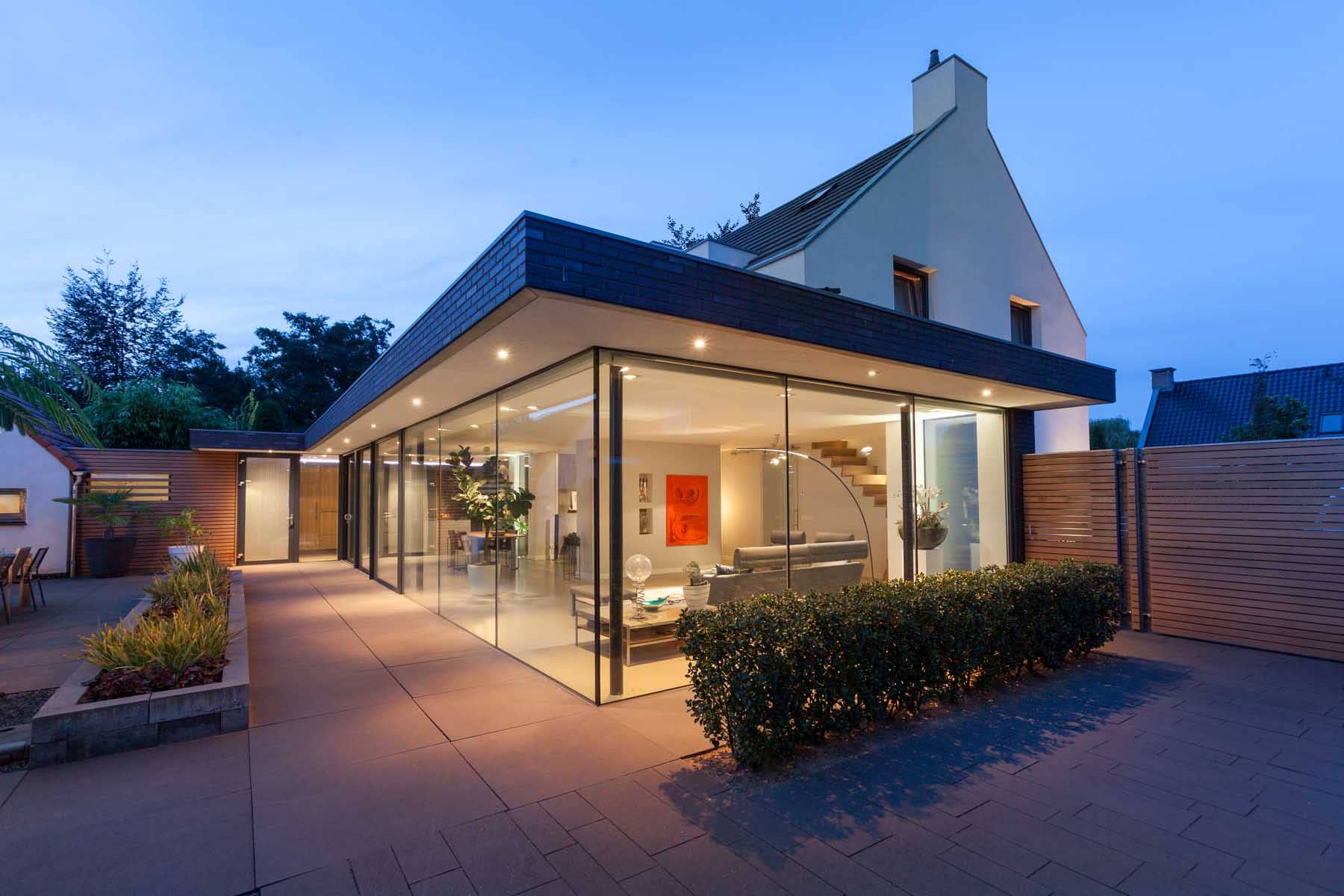 Moderne woning met glazen pui in best