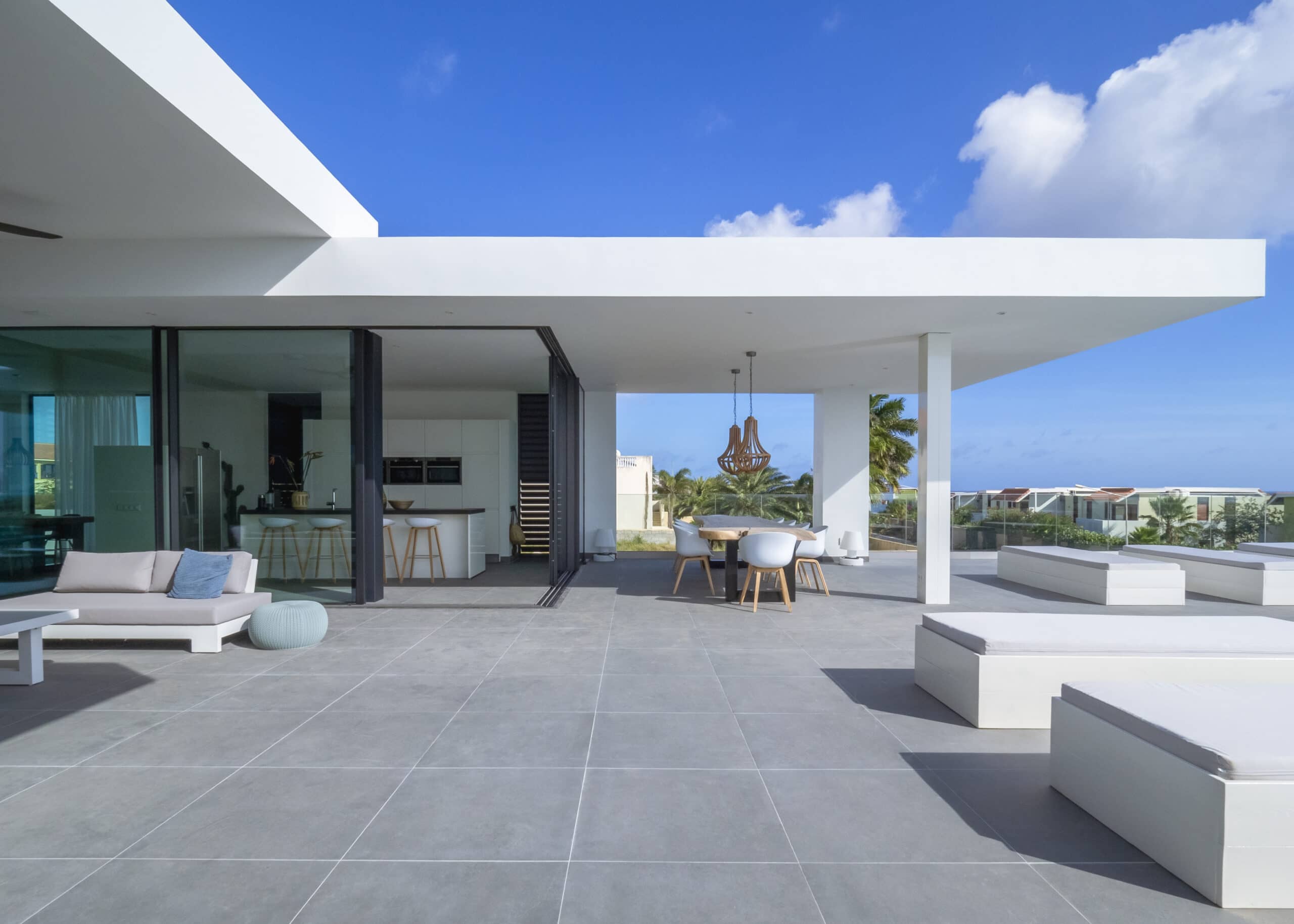 Modern design villa Vista Royal U-10 met witte stuc, grote glaspuien en infinity pool, gelegen in Jan Thiel, Curaçao