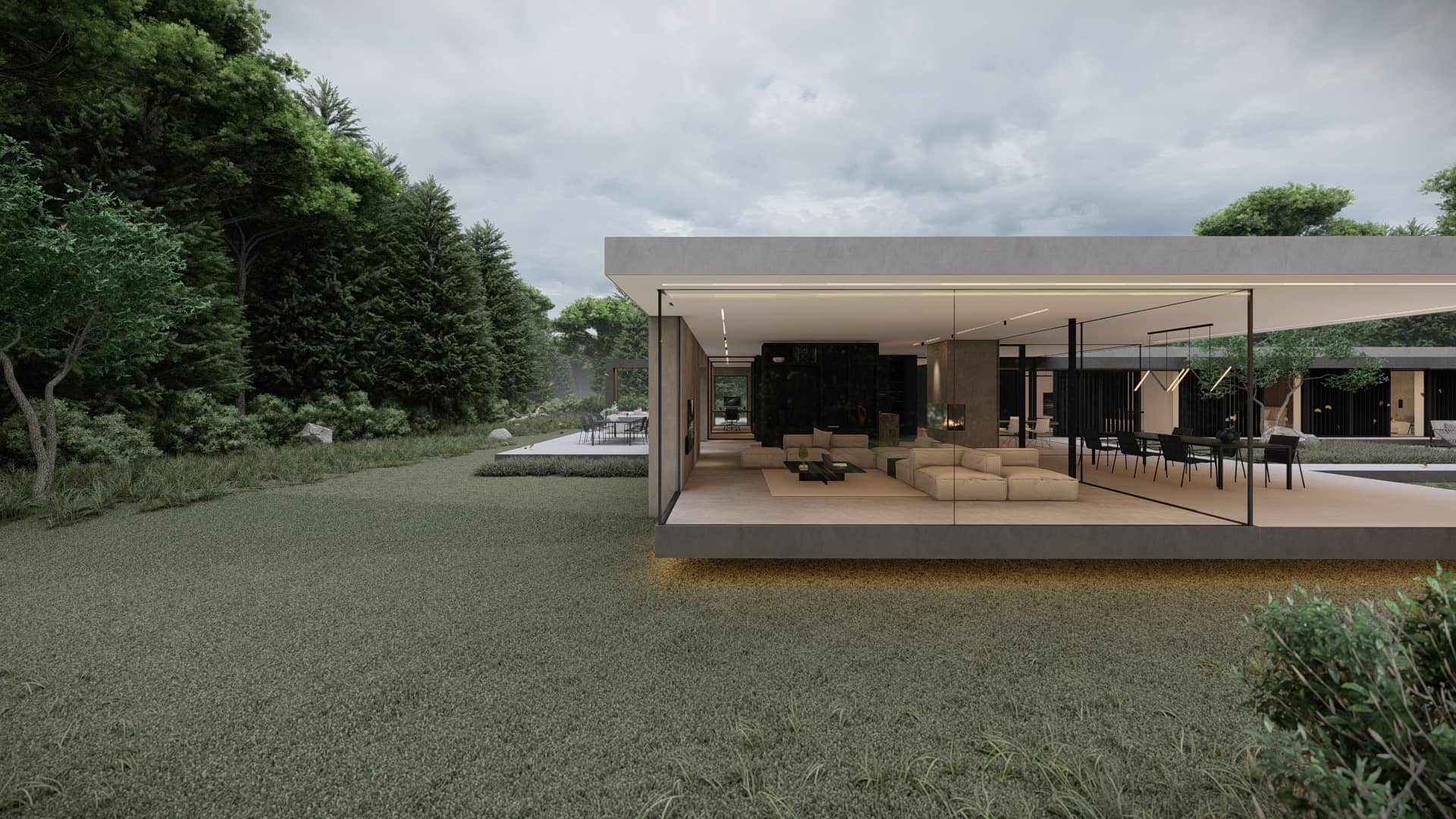 Moderne open leefruimte achter kamerhoge glaspuien, met lounge, eethoek, overstek en uitzicht op een groene bostuin.