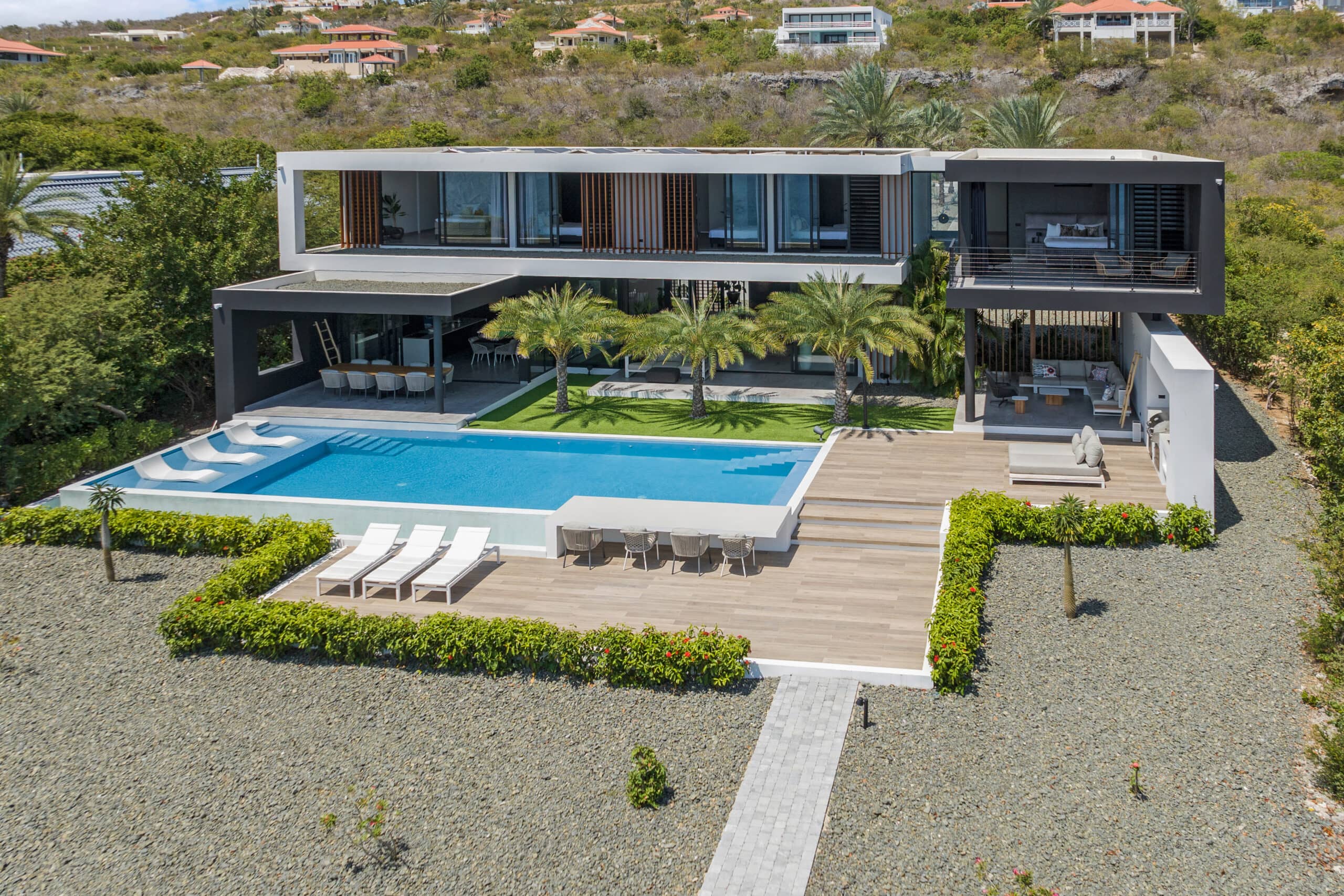 Moderne villa ontwerpen met tropische architectuur, zwembad en uitzicht op zee