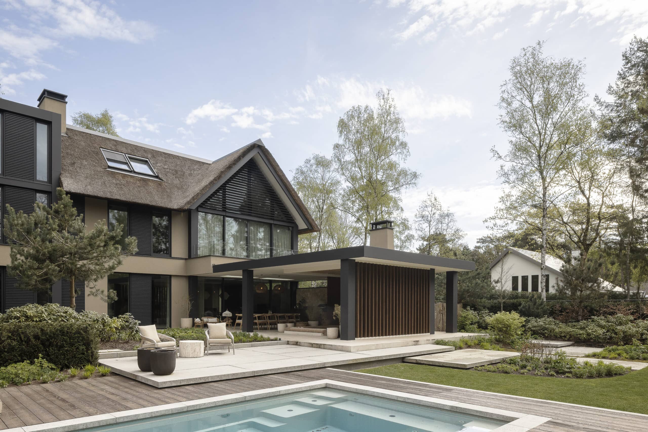 Villa met zwembad in achtertuin, geometrie